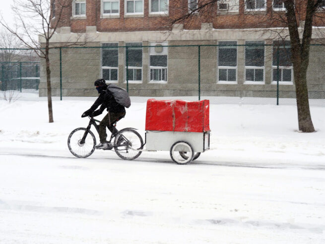 Radfahren im Winter mit Hänger
