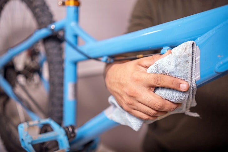 Fahrrad mit einem Tuch trocknen.